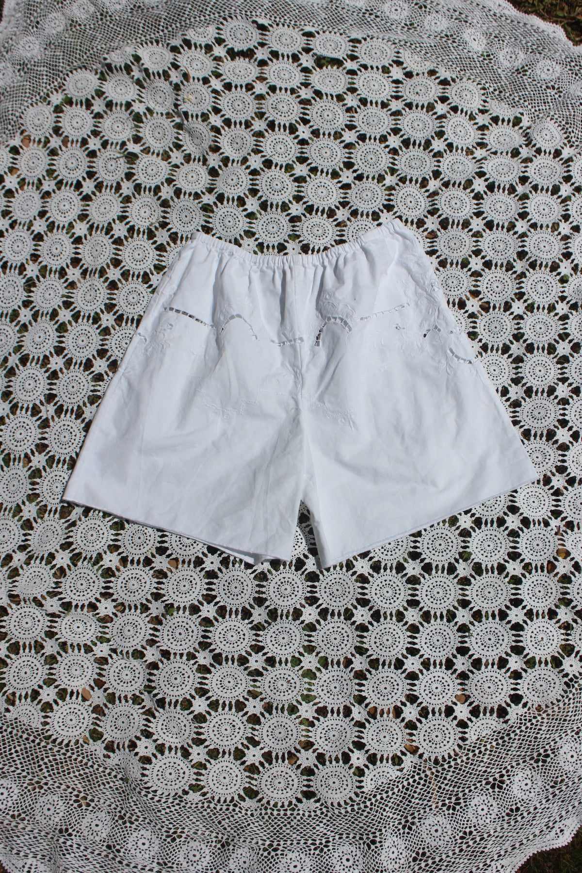 Shorts - White embroidery