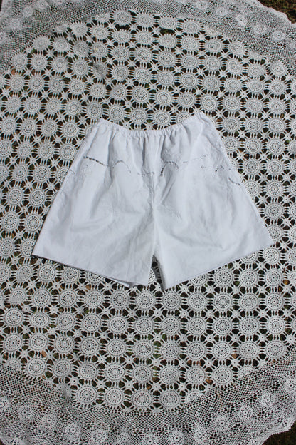 Shorts - White embroidery