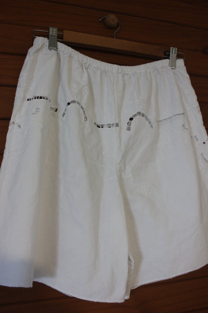 Shorts - White embroidery